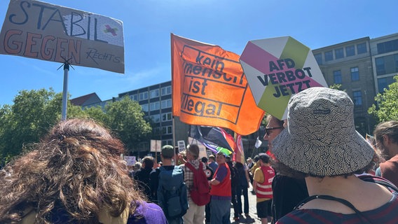 Bei einer Demonstration in Hannover tragen Menschen Plakate mit der Aufschrift: "AfD Verbot jetzt", "Stabil gegen Rechts" und "Kein Mensch ist illegal". © NDR Foto: Doretta Farnbacher