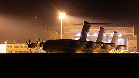 Bundeswehrflugzeuge stehen auf einem Militärflugplatz. © dpa-Bildfunk Foto: Moritz Frankenberg