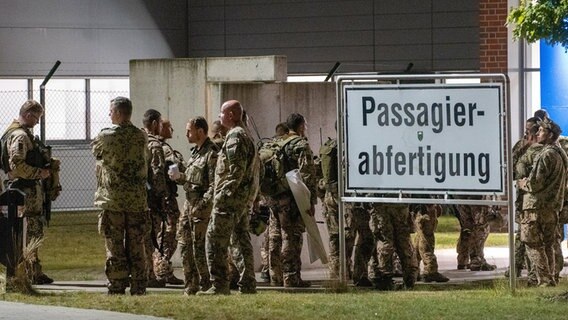 Bundeswehrsoldaten bereiten sich auf einen Evakuierungseinsatz in Afghanistan vor. © dpa-Bildfunk/TNN Foto: Rene Schröder