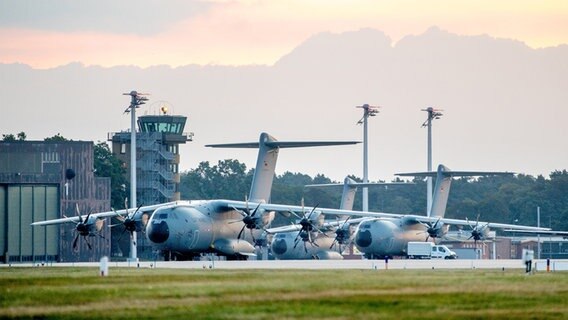 Drei Transportflugzeuge Typ "Airbus A400M" der Bundeswehr stehen auf dem Fliegerhorst in Wunstorf. © picture alliance/dpa/Hauke-Christian Dittrich Foto: Hauke-Christian Dittrich