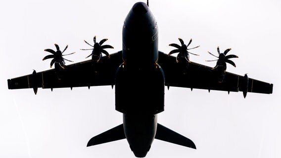 Ein Transportflugzeug der Bundeswehr hebt ab. © dpa-Bildfunk/TNN Foto: Rene Schröder