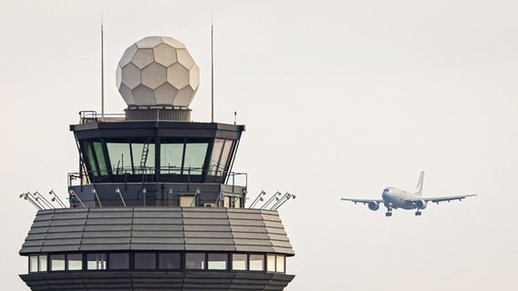 Ein Flugzeug vom Typ Airbus A310 der Luftwaffe landet auf dem Flughafen Hannover-Langenhagen. © dpa-bildfunk Foto: Moritz Frankenberg