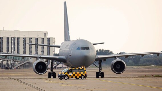 Ein Flugzeug vom Typ Airbus A310 der Luftwaffe landet auf dem Flughafen Hannover-Langenhagen. © dpa-bildfunk Foto: Moritz Frankenberg