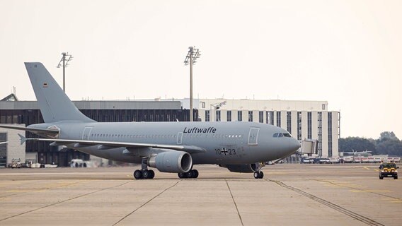 Ein Flugzeug vom Typ Airbus A310 der Luftwaffe rollt nach seiner Landung über das Gelände vom Flughafen Hannover-Langenhagen. © dpa-bildfunk Foto: Moritz Frankenberg