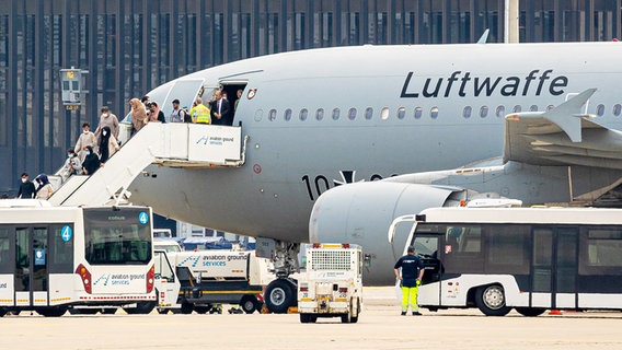Ein Flugzeug vom Typ Airbus A310 der Luftwaffe rollt nach seiner Landung über das Gelände vom Flughafen Hannover-Langenhagen. © dpa-bildfunk Foto: Moritz Frankenberg