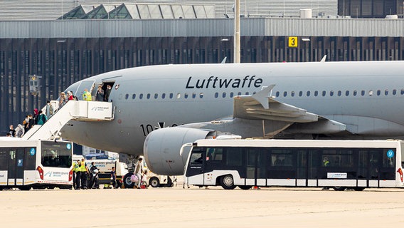 Ein Flugzeug vom Typ Airbus A310 der Luftwaffe rollt nach seiner Landung über das Gelände vom Flughafen Hannover-Langenhagen. © dpa-bildfunk Foto: Moritz Frankenberg