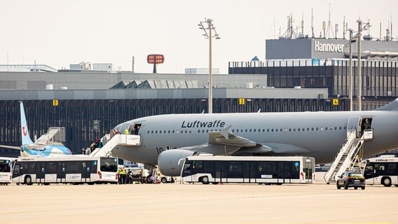 Ein Flugzeug vom Typ Airbus A310 der Luftwaffe rollt nach seiner Landung über das Gelände vom Flughafen Hannover-Langenhagen. © dpa-bildfunk Foto: Moritz Frankenberg