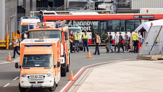 Menschen aus Afghanistan kommen aus einem Zelt auf dem Flughafen Langenhagen. © dpa-Bildfunk Foto: Moritz Frankenberg