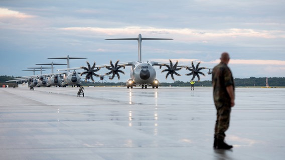 Das Transportflugzeug A400M der Bundeswehr fährt nach der Landung über das Rollfeld auf dem niedersächsischen Stützpunkt Wunstorf. © dpa Foto: Daniel Reinhardt