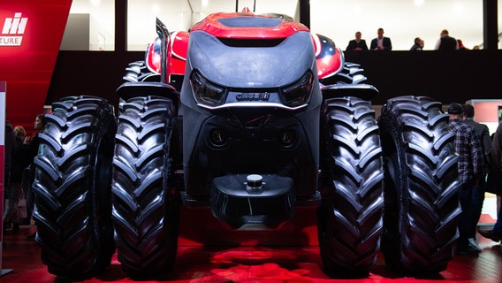 Ein Case-Traktor mit Zwillingsreifen steht auf der Agritechnica in Hannover. © DLG Foto: S.Pförtner