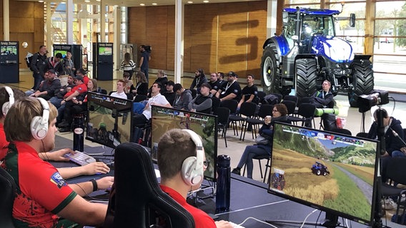 Auf der Agritechnica wird der "Farming Simulator" vorgestellt. © NDR Foto: Helmut Eikhoff
