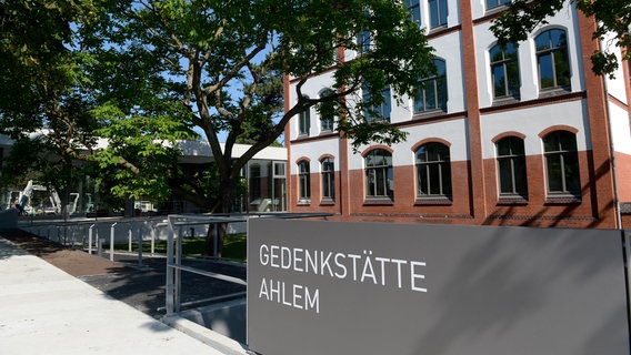 Ein Schild mit der Aufschrift: "Gedenkstätte Ahlem" steht vor einem Gebäude. © dpa-Bildfunk Foto: Peter Steffen