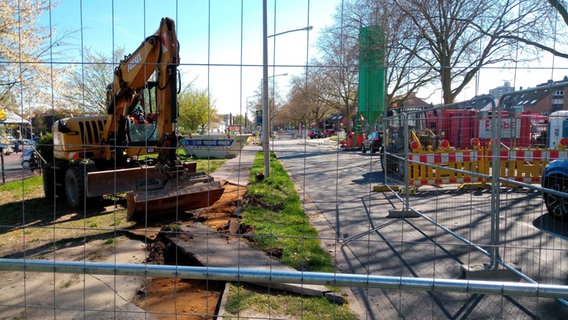 Ein Bagger steht auf einer abgesperrten Baustelle. © NDR Foto: Kristin Häfemeier