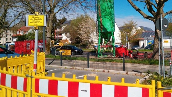 Eine Baustelle ist mit Zäunen abgesperrt © NDR Foto: Kristin Häfemeier