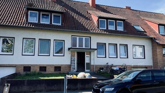 Ein Haus in Ahlem: Die Stadt veranlasst die Räumung des Gebaüdes nach auffälliger Probebohrung. Das Grundstück liegt oberhalb des Ahlemer Nord-Asphaltstollen. © NDR Foto: Oliver Jürgens