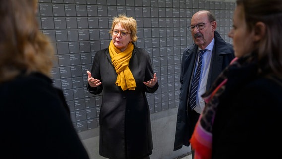 Daniela Behrens (2.v.l, SPD), Innenministerin von Niedersachsen, Michael Fürst (2.v.r), Vorsitzender des Landesverbandes der Jüdischen Gemeinden von Niedersachsen, und Rebecca Seidler (r), Geschäftsführerin der Liberalen jüdischen Gemeinde in Hannover und Vorsitzende des Landesverbands der Israelitischen Kultusgemeinden von Niedersachsen, stehen bei einem gemeinsamen Besuch der Gedenkstätte Ahlem vor der «Wand der Namen». © Julian Stratenschulte/dpa Foto: Julian Stratenschulte