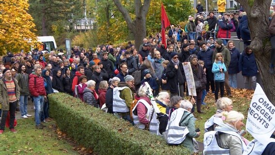 Menschen demonstrieren an der Gedenkstätte in Ahlem. © NDR 