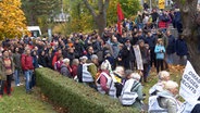 Menschen demonstrieren an der Gedenkstätte in Ahlem. © NDR 