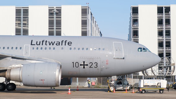Ein Airbus A310 der Bundeswehr steht am Flughafen Hannover. © picture alliance Foto: Ole Spata