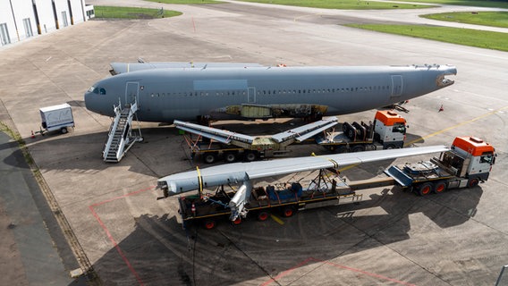 Die abmontierten Flügel eines Airbus werden auf einen Schwertransporter verladen. © Serengeti Park Hodenhagen 