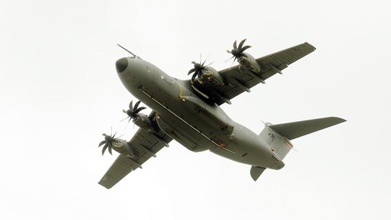 Der neue Airbus-Militärtransporter A400M ist vor seiner Premieren-Landung an seinem geplanten deutschen Heimat-Standort Wunstorf zu sehen. Der neue Airbus-Militärtransporter A400M ist vor seiner Premieren-Landung an seinem geplanten deutschen Heimat-Standort Wunstorf zu sehen. © dpa Foto: Holger Hollemann