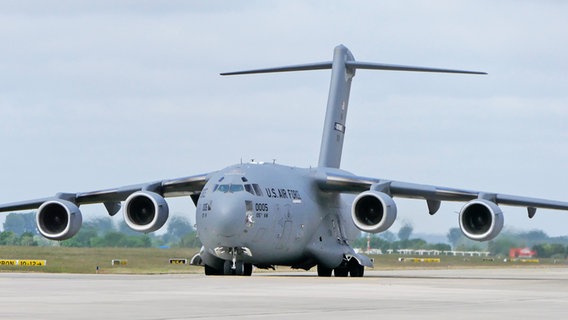 Eine US-Transportmaschine Typ C-17A Globemaster III ist in Wunstorf gelandet. © NDR Foto: Bernd Reiser