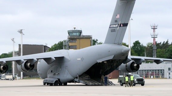 Eine US-Transportmaschine Typ C-17A Globemaster III ist in Wunstorf gelandet. © NDR Foto: Bernd Reiser