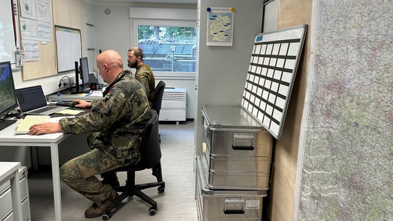 Mitglieder des Logistik-Bataillons koordinieren in einem Büro die Air Defender Operation der NATO. © NDR Foto: Bertil Starke