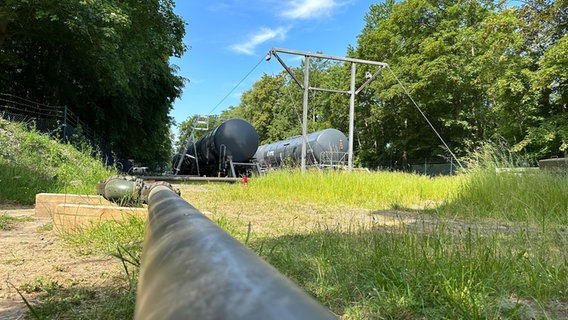 Kerosintanks stehen auf dem Gelände eines mobilen Feldtanklagers der Bundeswehr in Wunstorf. © NDR Foto: Bertil Starke