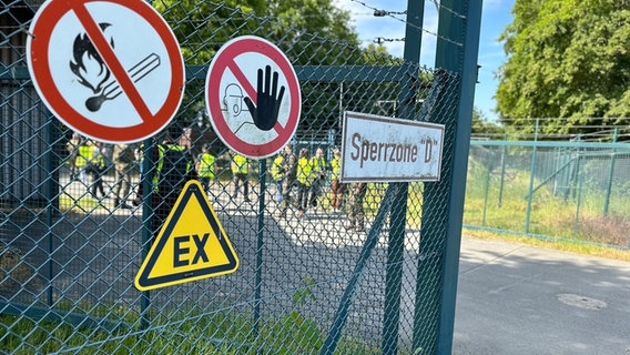 Schilder weisen eine militärische Sperrzone auf dem Bundeswehrgelände in Wunstorf aus. © NDR Foto: Bertil Starke