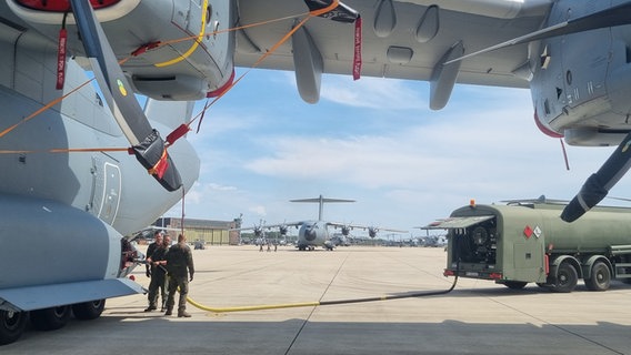 Ein Militärflugzeug wird in Wunstorf betankt. © NDR Foto: Bernd Reiser