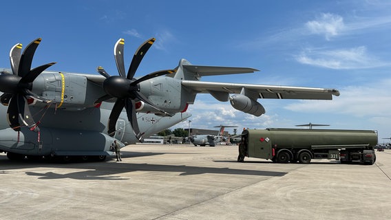 Ein Militärflugzeug wird in Wunstorf betankt. © NDR Foto: Bertil Starke