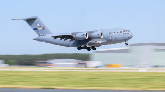 Eine Boeing C17 der United States Air Force landet am Fliegerhorst Wunstorf in der Region Hannover. © dpa Foto: Julian Stratenschulte