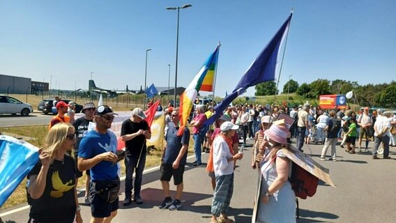 Menschen demonstrieren gegen die Air Defender Übungen in Wunstorf. © Nord-West-Media TV 