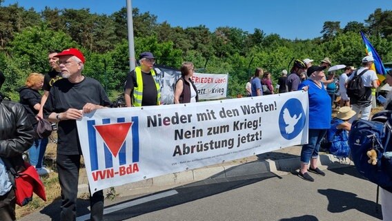 Friedensinitiativen demonstrieren in Wunstorf gegen die "Air Defender 2023" Übung der NATO-Staaten. © Fernando Martinez/dpa Foto: Fernando Martinez