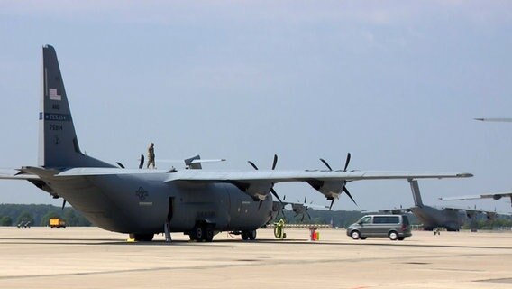 Militärflugzeuge stehen während der Luftwaffen-Übung "Air Defender 2023" auf dem Fliegerhorst in Wunstorf. © NDR 