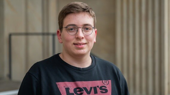 Die Klimaaktivisten und Kläger Jennifer Zauter (18) und Matteo Feind (16) stehen am niedersächsischen Landtag. Die Klimaaktivisten und Kläger Jennifer Zauter (18) und Matteo Feind (16) stehen am niedersächsischen Landtag. © dpa-Bildfunk Foto: Julian Stratenschulte