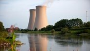 Das Kernkraftwerk (KKW) in Grohnde spiegelt sich in der Weser. © dpa Foto: Emily Wabitsch