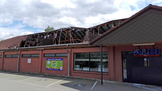 Das Dach einer Supermarkt-Filiale ist eingestürzt. © Helmut Eickhoff 