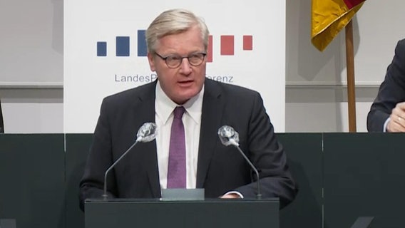 Niedersachsens Wirtschaftsminister Althusmann spricht bei der Landespressekonferenz.  