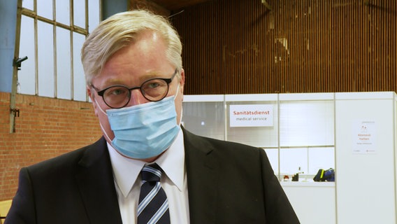 Der niedersächsische Wirtschaftsminister Bernd Althusmann (CDU) spricht vor einer Kamera. © NDR 