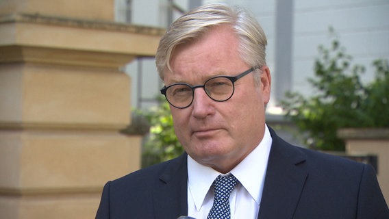 Wirtschaftsminister Bernd Althusmann (CDU) spricht in einem Interview. © NDR 