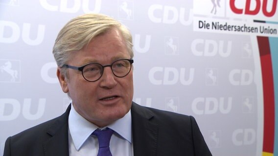 Der niedersächsische Wirtschaftsminister Bernd Althusmann (CDU) spricht in einem Interview. © NDR 