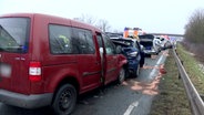 Mehrere Fahrzeuge stehen nach einem Unfall auf der A7 auf einem Fahrstreifen. © TeleNewsNetwork 