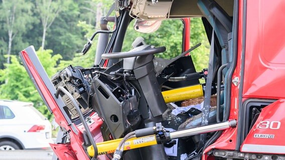 Einsatzkräfte der Feuerwehr Hannover stehen neben einem verunfallten Lkw auf der Autobahn A7 im Autobahnkreuz Hannover-Ost. © dpa-Bildfunk Foto: Julian Stratenschulte