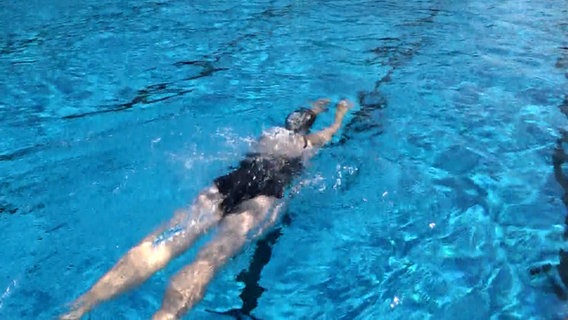 Ein Badegast beim Saisonauftakt im Freibad Annabad Hannover. © TeleNewsNetwork 