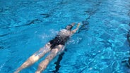 Ein Badegast beim Saisonauftakt im Freibad Annabad Hannover. © TeleNewsNetwork 