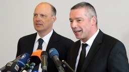 Die Rechtsanwälte des früheren Bundespräsidenten Christian Wulff, Michael Nagel und Bernd Müssig geben eine Pressekonferenz. © dpa/picture-alliance Foto: Holger Hollemann