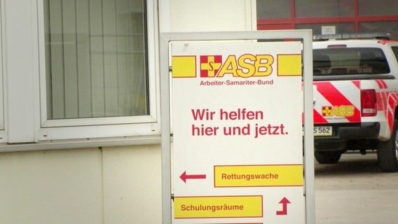 Ein Schild weist auf den Arbeiter-Samariter-Bund hin. © NDR 