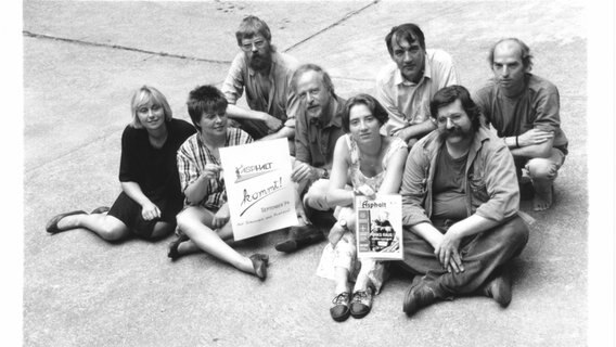 Das Team der ersten Stunde von Asphalt: .l.n.r: Insa Becker-Wook (Diakonisches Werk Hannover, DW), Angelika Zahorka ((Bild), Richard Hoffmann (Hannoversche Initiative obdachloser Bürger, HioB), Walter Lampe (DW), Andrea Packulat (DW), Jürgen Grünberg (HIoB), Rolf Höpfner (HIoB), Reinhard Baule (HIoB). © Asphalt-Archiv Foto: Karin Powser
